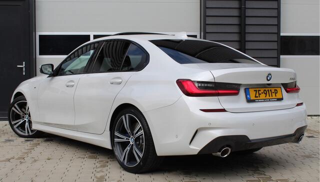 BMW 3-SERIE 330i 259Pk M-Sport | NL-auto | Bruinleder | Panoramadak | Parelmoerlak