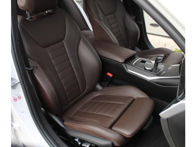 BMW 3-SERIE 330i 259Pk M-Sport | NL-auto | Bruinleder | Panoramadak | Parelmoerlak
