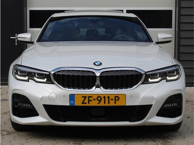 BMW 3-SERIE 330i 259Pk M-Sport | NL-auto | Bruinleder | Panoramadak | Parelmoerlak