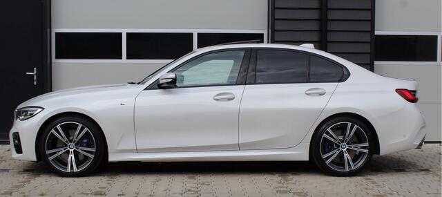 BMW 3-SERIE 330i 259Pk M-Sport | NL-auto | Bruinleder | Panoramadak | Parelmoerlak