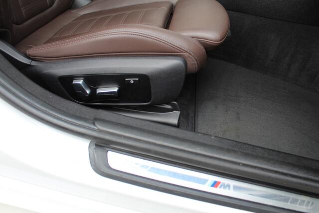 BMW 3-SERIE 330i 259Pk M-Sport | NL-auto | Bruinleder | Panoramadak | Parelmoerlak