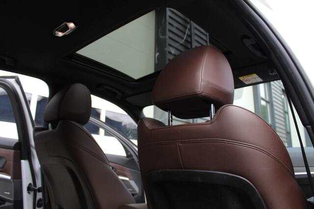 BMW 3-SERIE 330i 259Pk M-Sport | NL-auto | Bruinleder | Panoramadak | Parelmoerlak