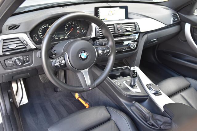 BMW 3-SERIE Touring 318i * M Sportpakket * Trekhaak * Navigatie Professional * Leder * LED *