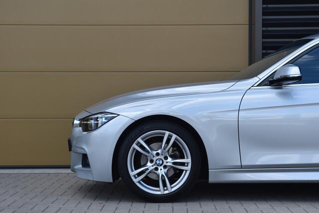BMW 3-SERIE Touring 318i * M Sportpakket * Trekhaak * Navigatie Professional * Leder * LED *