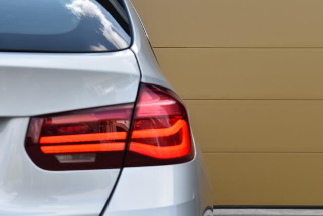 BMW 3-SERIE Touring 318i * M Sportpakket * Trekhaak * Navigatie Professional * Leder * LED *