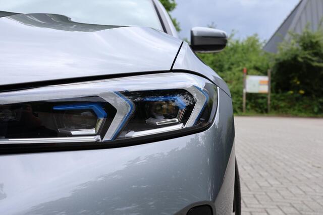 BMW 3-SERIE Touring 320i M-sport pakket, Pano, Elek stoel, memory, Adap Cruise, HUD, Camera, Hifi, etc.