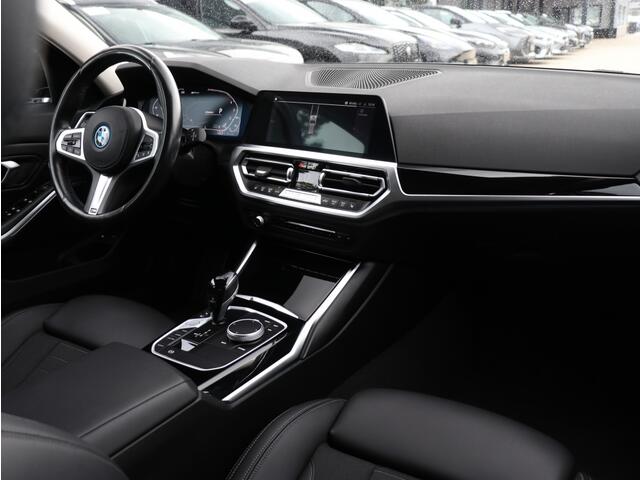 BMW 3-SERIE 330e High Executive I Trekhaak I Keyless I Leder I Head-up