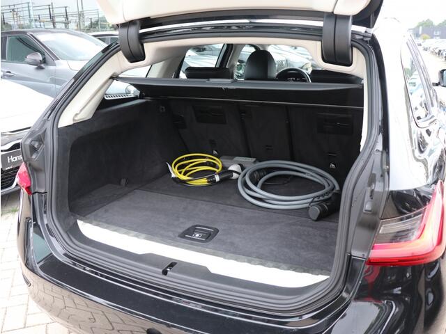 BMW 3-SERIE 330e High Executive I Trekhaak I Keyless I Leder I Head-up