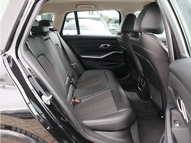 BMW 3-SERIE 330e High Executive I Trekhaak I Keyless I Leder I Head-up
