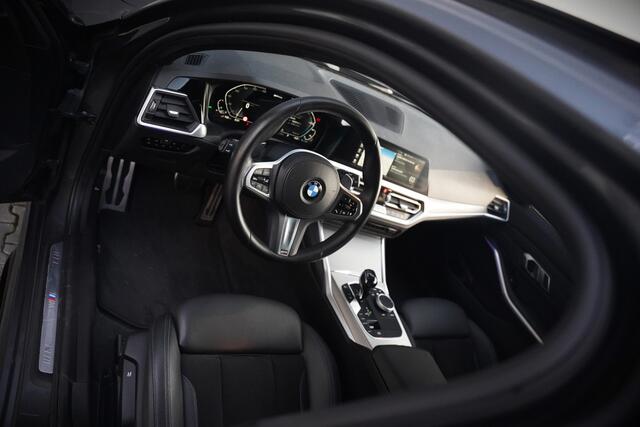 BMW 3-SERIE Touring 330e High Executive M Sport | M Performance | PDC | Leer | Hifi | Ambiance Verlichting | Stoelverwarming | Adaptive Cruise Control | BTW | LED | Shadow Line | Keyless | Navigatie Prof. | DAB | Elek. Trekhaak