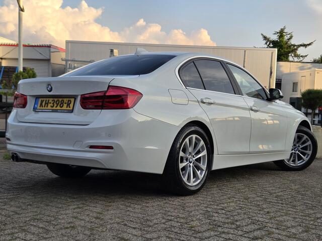 BMW 3-SERIE 330e Centennial Executive XENON LED|AUTOMAAT|NAVIGATIE|LEDER|PDC VOOR & ACHETER|GETINT GLAS|STOELVERWARMING Maandag tot Vrijdag van 09.00 tot 20.00 uur en Zaterdag van 09.00 tot 18.00 uur