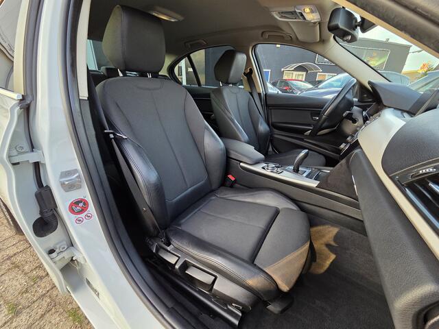 BMW 3-SERIE 330e Centennial Executive XENON LED|AUTOMAAT|NAVIGATIE|LEDER|PDC VOOR & ACHETER|GETINT GLAS|STOELVERWARMING Maandag tot Vrijdag van 09.00 tot 20.00 uur en Zaterdag van 09.00 tot 18.00 uur