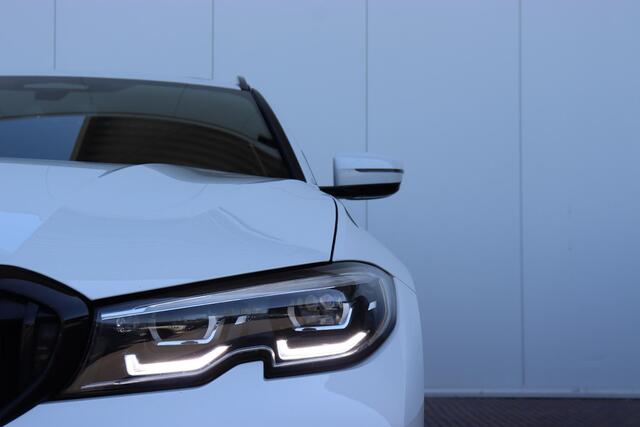 BMW 3-SERIE Touring 320i Executive Edition Driving Assistent Prof. / Comfort Access / Elektr. Glazen Panodak / Stoel + Stuurwiel Verwarming /