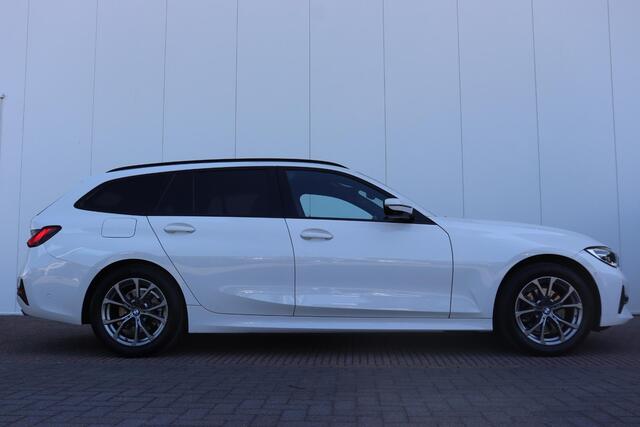 BMW 3-SERIE Touring 320i Executive Edition Driving Assistent Prof. / Comfort Access / Elektr. Glazen Panodak / Stoel + Stuurwiel Verwarming /