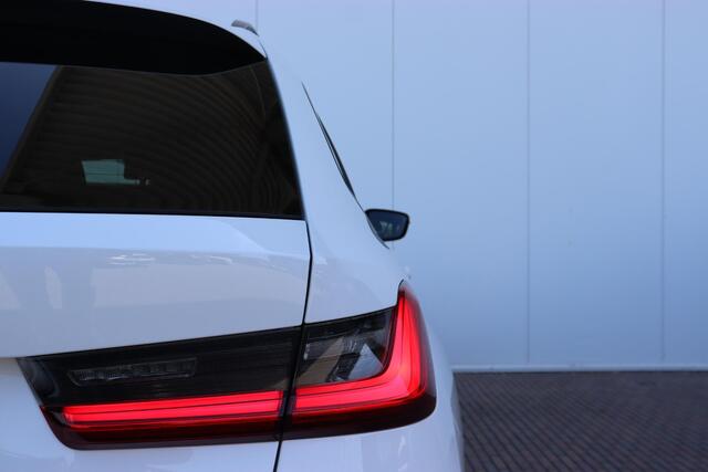 BMW 3-SERIE Touring 320i Executive Edition Driving Assistent Prof. / Comfort Access / Elektr. Glazen Panodak / Stoel + Stuurwiel Verwarming /