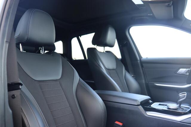 BMW 3-SERIE Touring 320i Executive Edition Driving Assistent Prof. / Comfort Access / Elektr. Glazen Panodak / Stoel + Stuurwiel Verwarming /