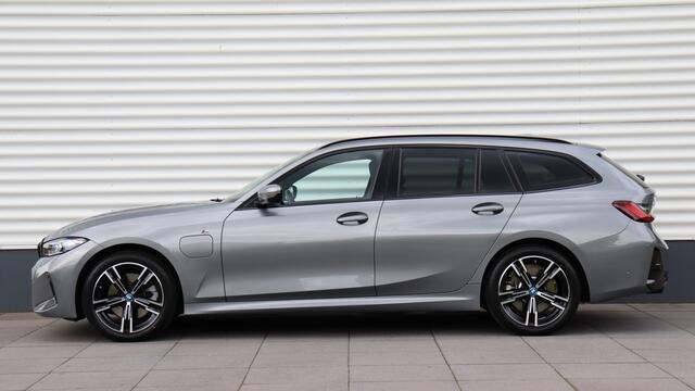 BMW 3-SERIE Touring 330e M-Sport | Adaptieve Cruise Control | HiFi | Achteruitrijcamera | Shadow Line
