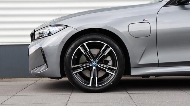 BMW 3-SERIE Touring 330e M-Sport | Adaptieve Cruise Control | HiFi | Achteruitrijcamera | Shadow Line
