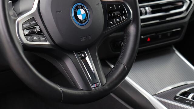 BMW 3-SERIE Touring 330e M-Sport | Adaptieve Cruise Control | HiFi | Achteruitrijcamera | Shadow Line