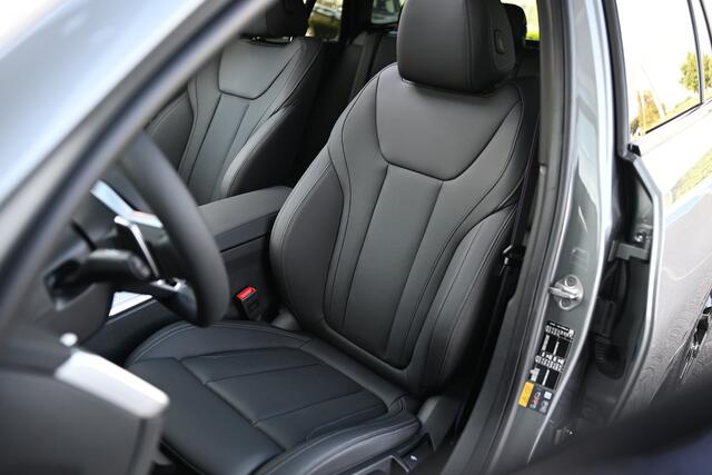 BMW 3-SERIE Touring 330e High Executive M Sport Automaat / Panoramadak / Trekhaak / Sportstoelen / Adaptieve LED / Active Cruise Control / Parking Assistant Plus / Comfort Access