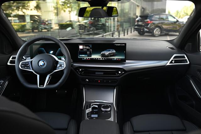 BMW 3-SERIE Touring 330e High Executive M Sport Automaat / Panoramadak / Trekhaak / Sportstoelen / Adaptieve LED / Active Cruise Control / Parking Assistant Plus / Comfort Access