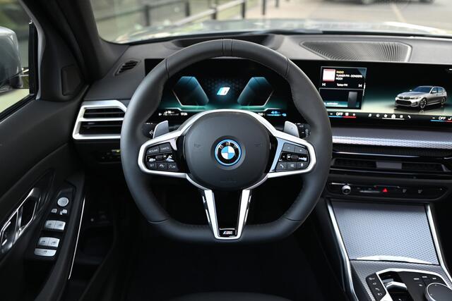 BMW 3-SERIE Touring 330e High Executive M Sport Automaat / Panoramadak / Trekhaak / Sportstoelen / Adaptieve LED / Active Cruise Control / Parking Assistant Plus / Comfort Access