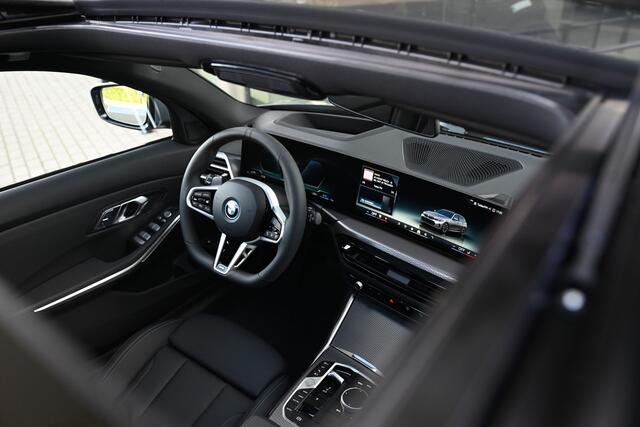 BMW 3-SERIE Touring 330e High Executive M Sport Automaat / Panoramadak / Trekhaak / Sportstoelen / Adaptieve LED / Active Cruise Control / Parking Assistant Plus / Comfort Access