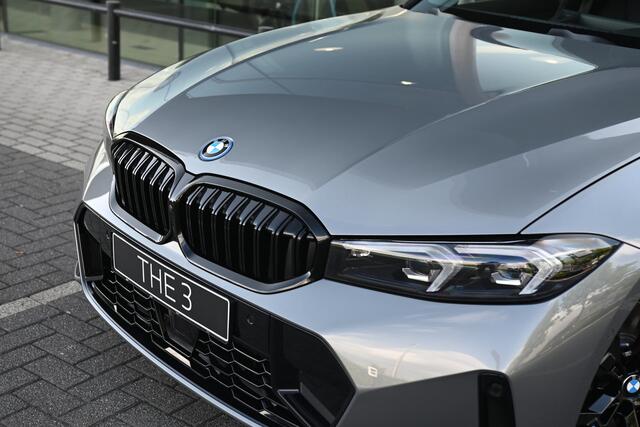 BMW 3-SERIE Touring 330e High Executive M Sport Automaat / Panoramadak / Trekhaak / Sportstoelen / Adaptieve LED / Active Cruise Control / Parking Assistant Plus / Comfort Access