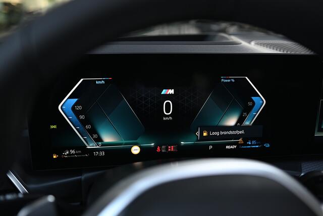 BMW 3-SERIE Touring 330e High Executive M Sport Automaat / Panoramadak / Trekhaak / Sportstoelen / Adaptieve LED / Active Cruise Control / Parking Assistant Plus / Comfort Access
