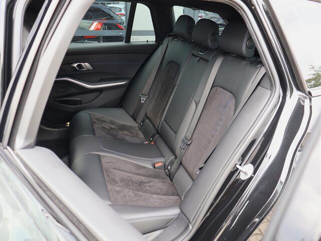 BMW 3-SERIE Touring 330e Business Edition Plus M Sport | ACC | DAB | Haak | Sfeerverlichting | BTW |