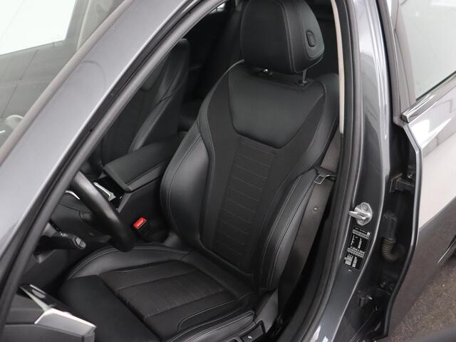 BMW 3-SERIE 318i Executive Edition | Sport Line | Trekhaak | Sportstoelen | Carplay | Half leder | Live Cockpit | Navigatie | Climate control | Parkeerhulp