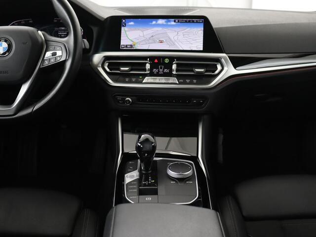 BMW 3-SERIE 318i Executive Edition | Sport Line | Trekhaak | Sportstoelen | Carplay | Half leder | Live Cockpit | Navigatie | Climate control | Parkeerhulp