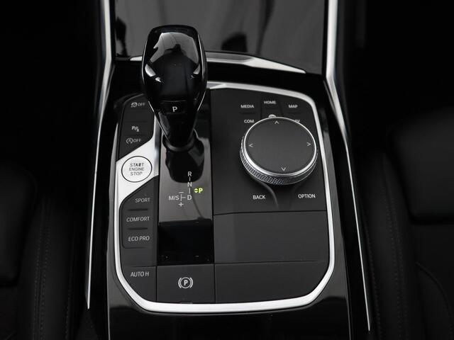 BMW 3-SERIE 318i Executive Edition | Sport Line | Trekhaak | Sportstoelen | Carplay | Half leder | Live Cockpit | Navigatie | Climate control | Parkeerhulp