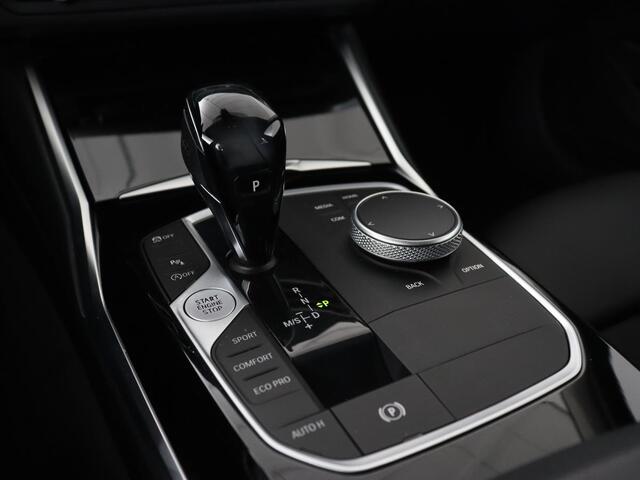BMW 3-SERIE 318i Executive Edition | Sport Line | Trekhaak | Sportstoelen | Carplay | Half leder | Live Cockpit | Navigatie | Climate control | Parkeerhulp