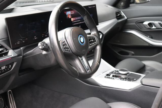 BMW 3-SERIE Touring 330e M-SPORT | HEAD-UP | PANO-DAK | TREKHAAK | LIVE COCKPIT PRO