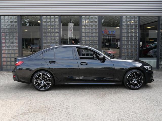 BMW 3-SERIE 318i Sportline Carplay Sportstoelen Leder/Stof NaviPro 19inch LM Velgen Privacy Glass Shadow-Line