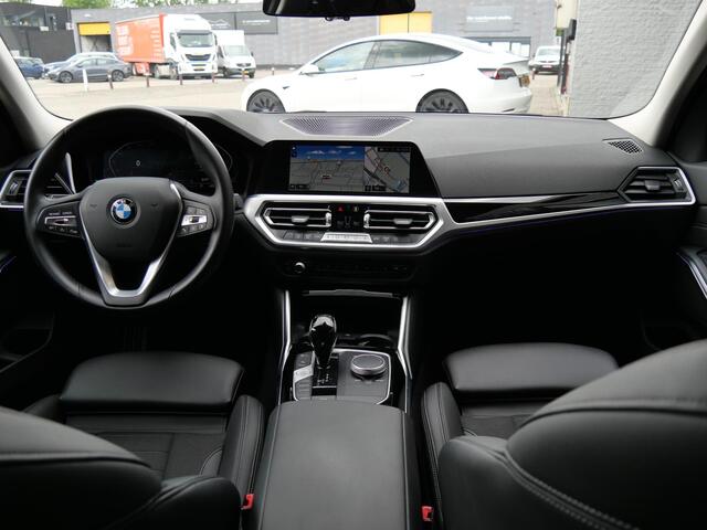 BMW 3-SERIE 318i Sportline Carplay Sportstoelen Leder/Stof NaviPro 19inch LM Velgen Privacy Glass Shadow-Line