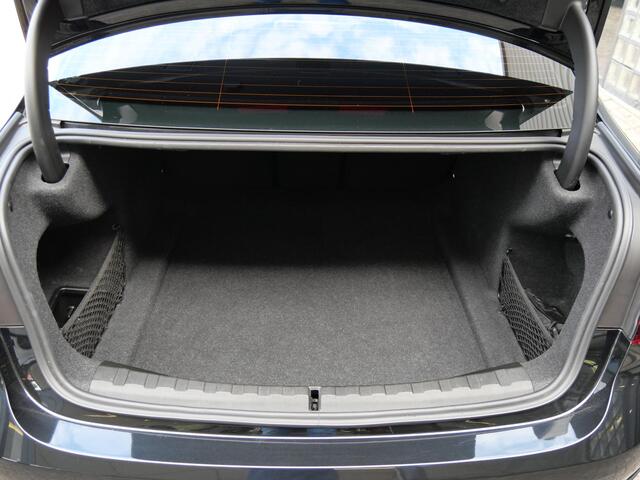 BMW 3-SERIE 318i Sportline Carplay Sportstoelen Leder/Stof NaviPro 19inch LM Velgen Privacy Glass Shadow-Line