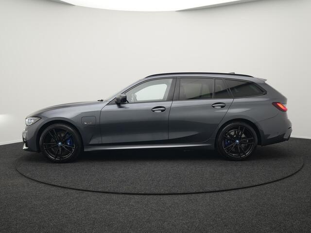 BMW 3-SERIE Touring 330e M Sport Plug In Hybrid 293pk Dealer O.H PHEV | Adaptive Onderstel | Head Up | 360 Camera | Adaptive Cruise | Alcantara Sportstoelen Verwarmd | M Sportstuur | Apple Carplay | Keyless | Sfeerverlichting |