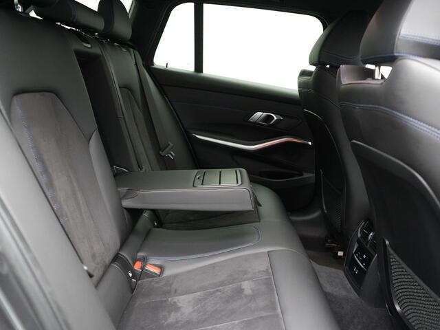 BMW 3-SERIE Touring 330e M Sport Plug In Hybrid 293pk Dealer O.H PHEV | Adaptive Onderstel | Head Up | 360 Camera | Adaptive Cruise | Alcantara Sportstoelen Verwarmd | M Sportstuur | Apple Carplay | Keyless | Sfeerverlichting |