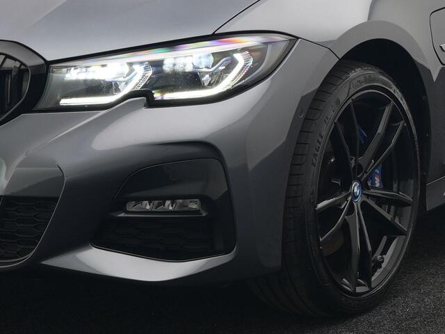BMW 3-SERIE Touring 330e M Sport Plug In Hybrid 293pk Dealer O.H PHEV | Adaptive Onderstel | Head Up | 360 Camera | Adaptive Cruise | Alcantara Sportstoelen Verwarmd | M Sportstuur | Apple Carplay | Keyless | Sfeerverlichting |