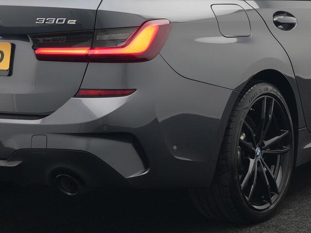 BMW 3-SERIE Touring 330e M Sport Plug In Hybrid 293pk Dealer O.H PHEV | Adaptive Onderstel | Head Up | 360 Camera | Adaptive Cruise | Alcantara Sportstoelen Verwarmd | M Sportstuur | Apple Carplay | Keyless | Sfeerverlichting |