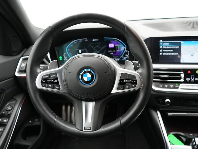 BMW 3-SERIE Touring 330e M Sport Plug In Hybrid 293pk Dealer O.H PHEV | Adaptive Onderstel | Head Up | 360 Camera | Adaptive Cruise | Alcantara Sportstoelen Verwarmd | M Sportstuur | Apple Carplay | Keyless | Sfeerverlichting |