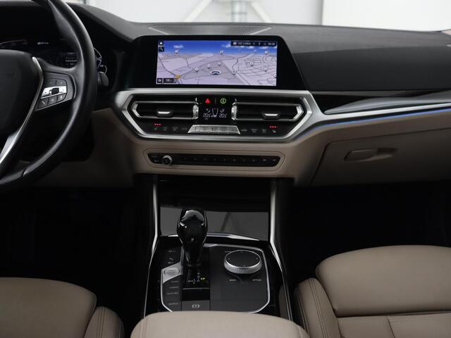 BMW 3-SERIE 330e eDrive Luxury Line | Panoramadak | Leder | Trekhaak | Stoelverwarming | Carplay | Sportstoelen | Live Cockpit | Parkeerhulp