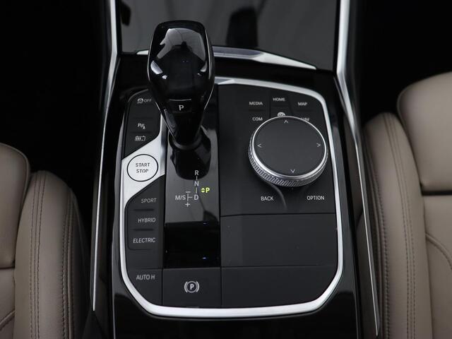 BMW 3-SERIE 330e eDrive Luxury Line | Panoramadak | Leder | Trekhaak | Stoelverwarming | Carplay | Sportstoelen | Live Cockpit | Parkeerhulp