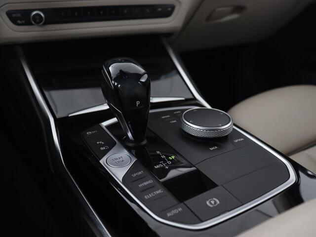 BMW 3-SERIE 330e eDrive Luxury Line | Panoramadak | Leder | Trekhaak | Stoelverwarming | Carplay | Sportstoelen | Live Cockpit | Parkeerhulp