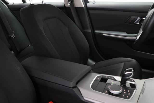 BMW 3-SERIE 318i Executive Edition | PARKING PACK | DAB | APPLE | CAMERA