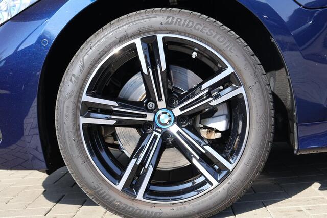 BMW 3-SERIE Touring 330e xDrive M Sportpakket | innovation Pack | Driving Assistant Professional