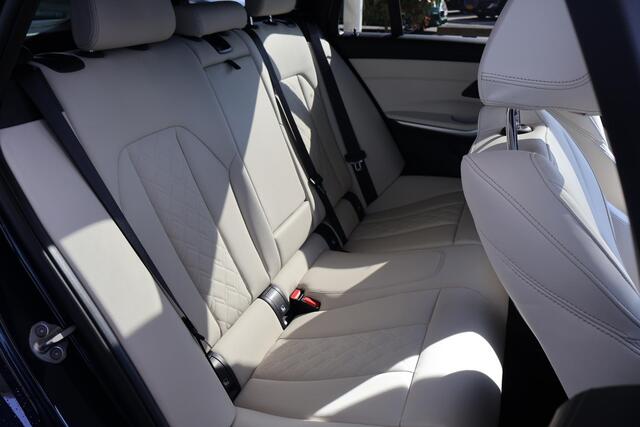 BMW 3-SERIE Touring 330e xDrive M Sportpakket | innovation Pack | Driving Assistant Professional