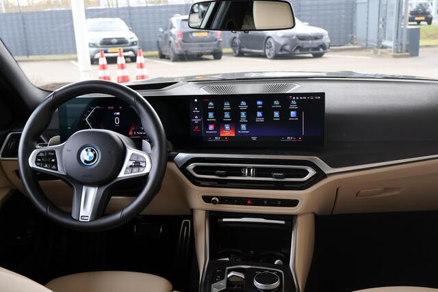 BMW 3-SERIE Touring 330e xDrive | M Sportpakket | Innovation Pack | Driving Assistant Professional